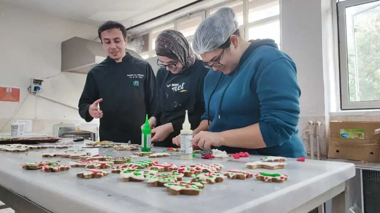 Adana’da Bir Okul Bunu Yaptı: Öğrenciler Kafe İşletiyor! 1